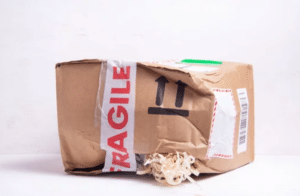 Una scatola rovinata con l'etichetta fragile