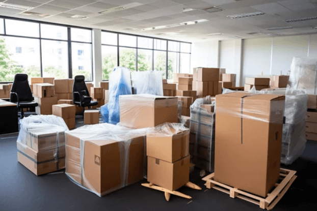 Una stanza di ufficio ampia piena di scatoloni imballati e disposti sui bancali per il trasloco