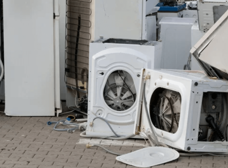 Due lavatrici in cattivo stato accantonate in una discarica